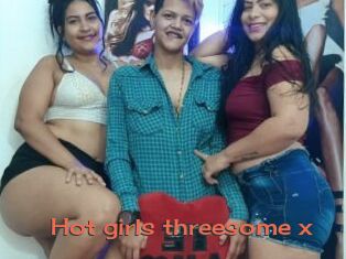 Hot_girls_threesome_x